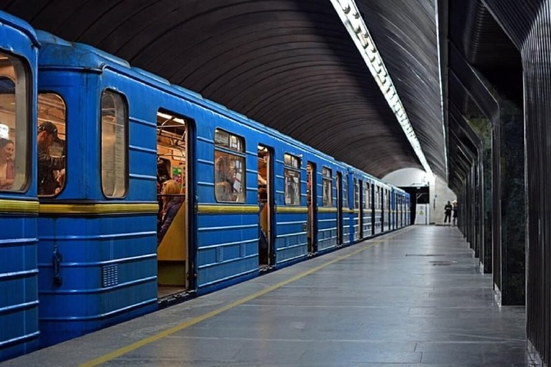 Київське метро зупинило поїзди через зниження напруги в мережі