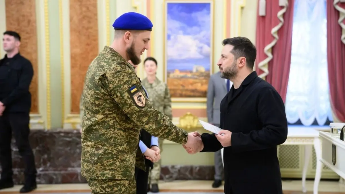 Зеленський вручив 20 сертифікатів на квартири Героям України