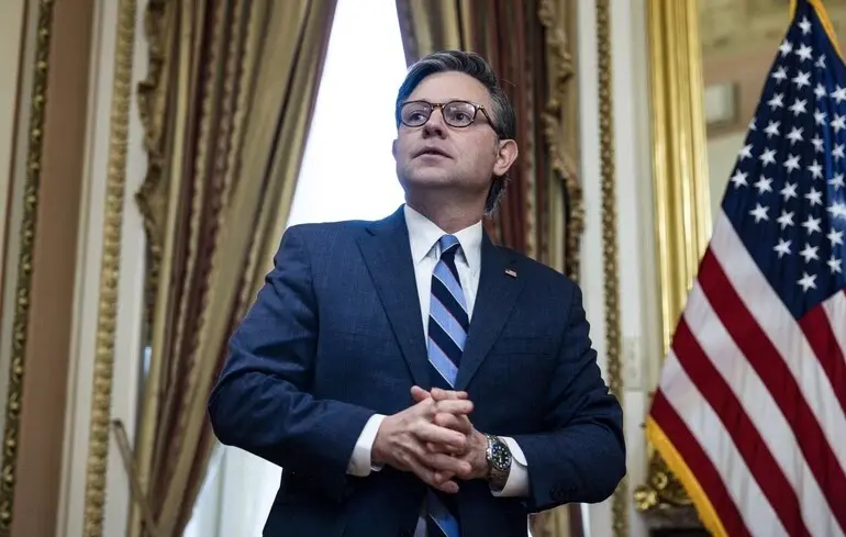 Спікер США Джонсон пояснив дороговизну палива ситуацією в Ормузькій протоці