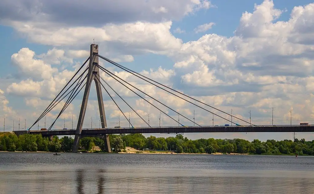 У метро Києва змінили схему руху через перекриття Південного мосту